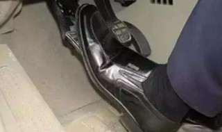下坡时怎样用离合和刹车（开车刹车时先踩离合还是先踩刹车）